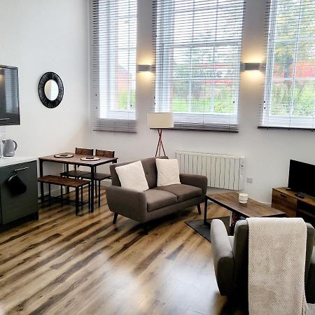 Burkhardt Hall- Parking Included- Sleeps 4 Leilighet Swindon Eksteriør bilde