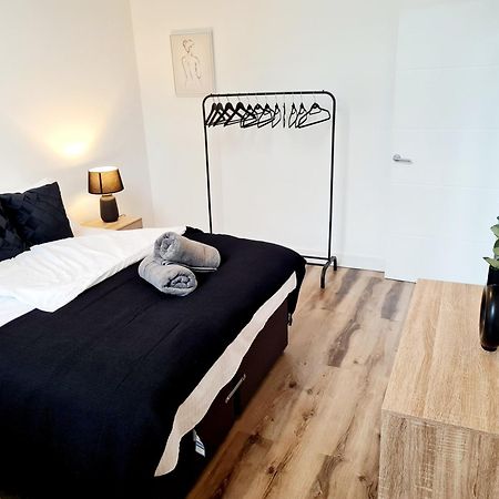 Burkhardt Hall- Parking Included- Sleeps 4 Leilighet Swindon Eksteriør bilde