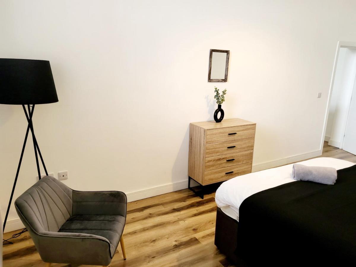 Burkhardt Hall- Parking Included- Sleeps 4 Leilighet Swindon Eksteriør bilde