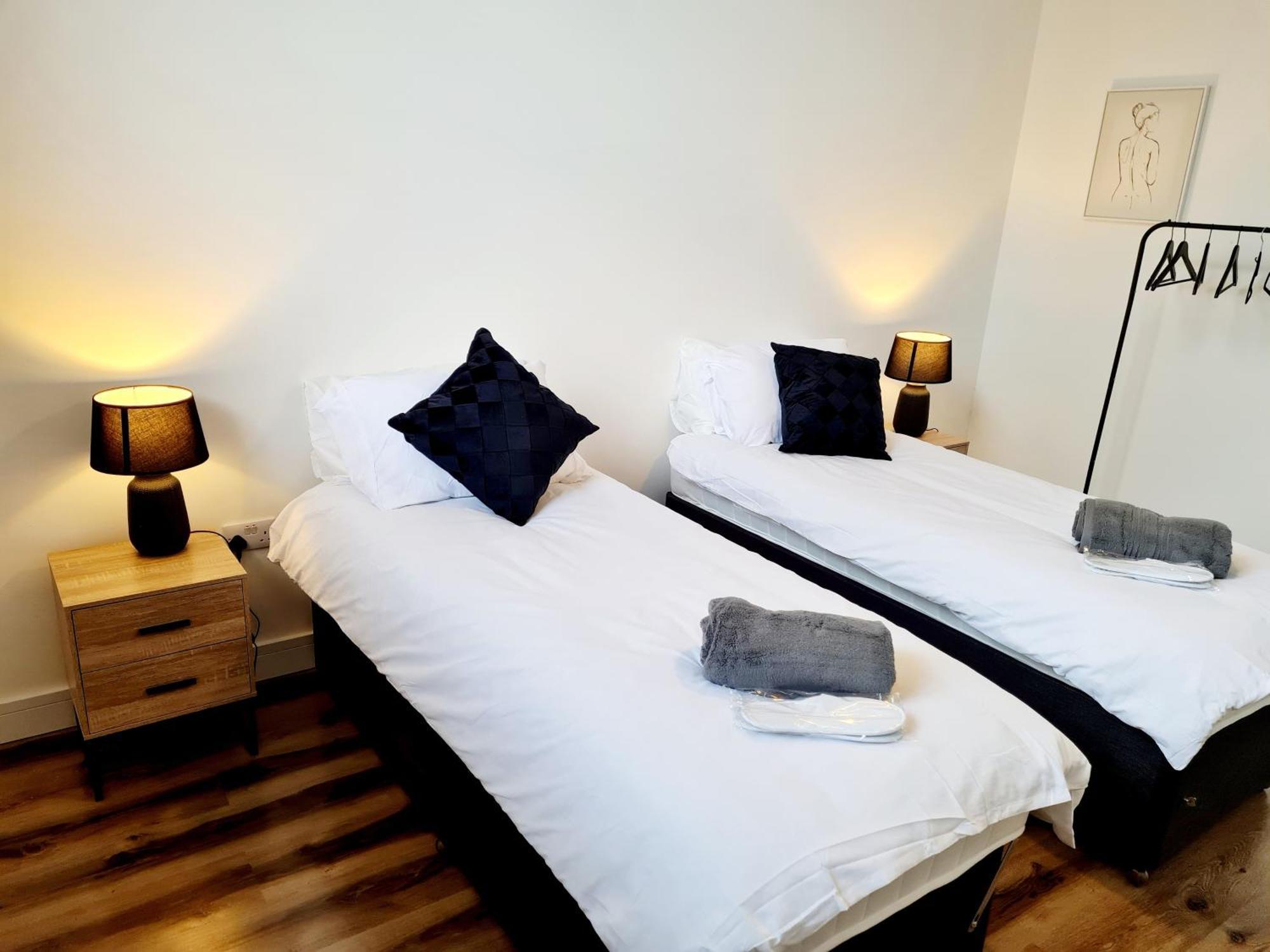 Burkhardt Hall- Parking Included- Sleeps 4 Leilighet Swindon Eksteriør bilde