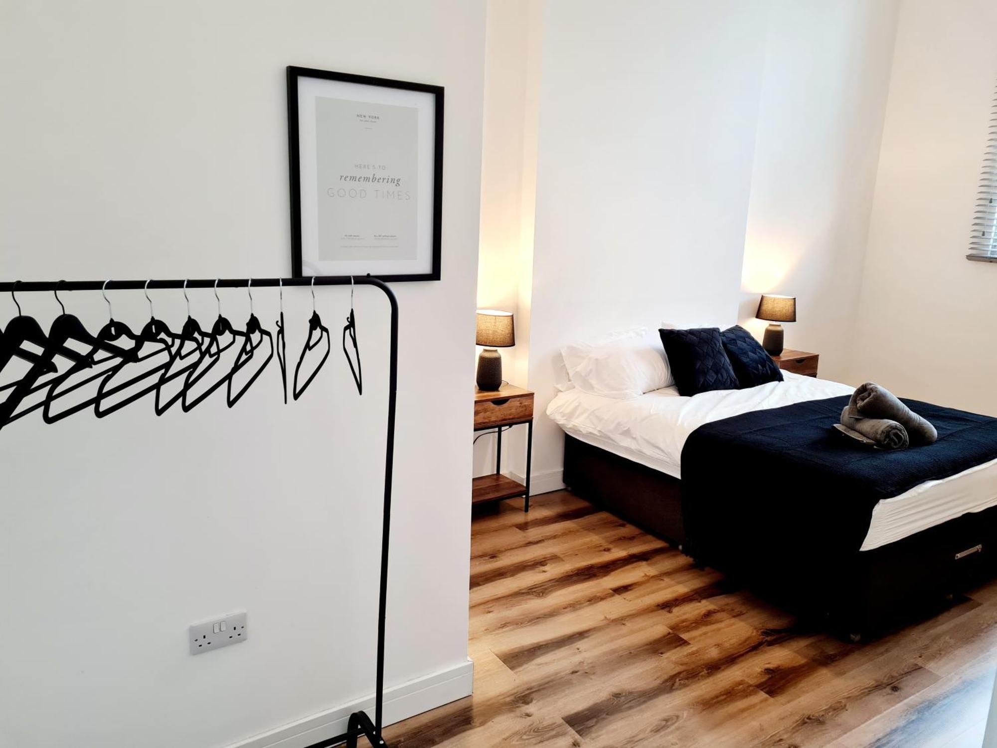 Burkhardt Hall- Parking Included- Sleeps 4 Leilighet Swindon Eksteriør bilde