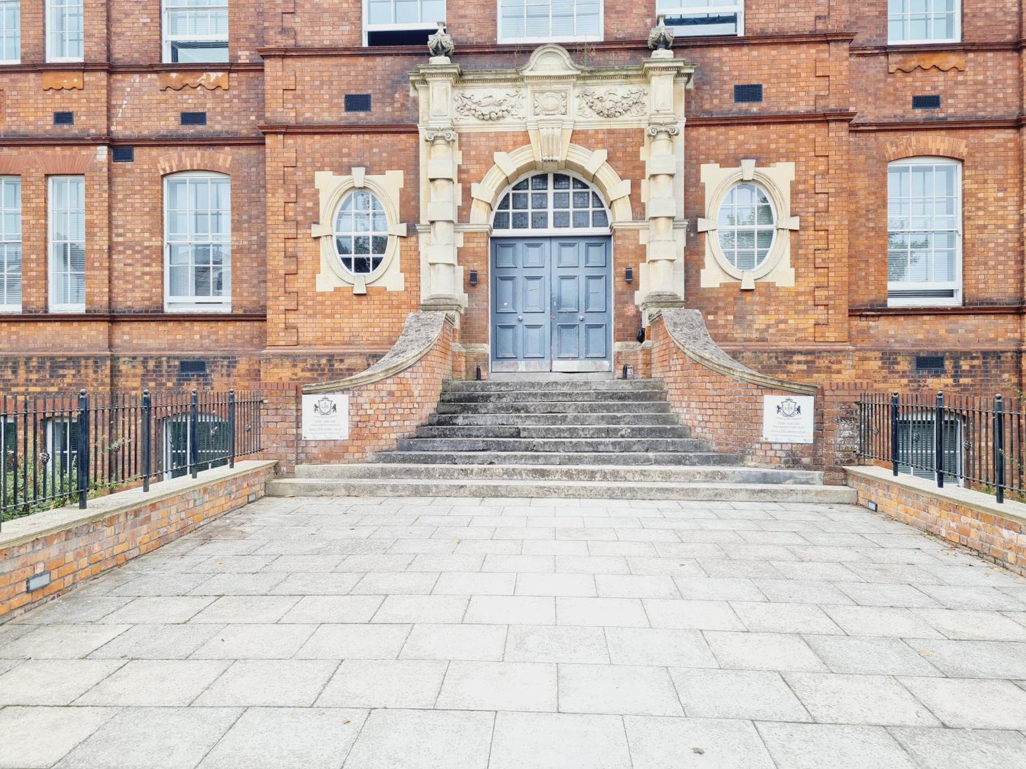 Burkhardt Hall- Parking Included- Sleeps 4 Leilighet Swindon Eksteriør bilde